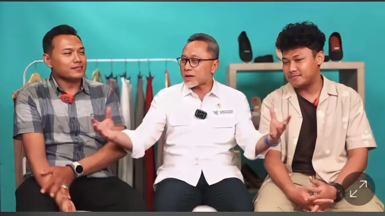 Menteri perdagangan Republik Indonesia, Zulkifli Hasan membuat kejutan dengan menjadi host live shopping dadakan di Shopee Live, Senin (11/12/23).