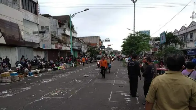 Unik, Ini 6 Potret Pasar Salatiga Terapkan Physical Distancing