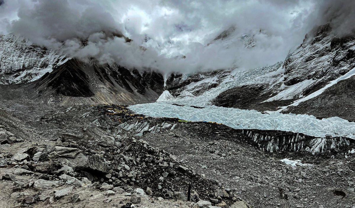 "Gunung kami mulai berbau busuk," kata pimpinan Pasang Lhamu, Mingma Sherpa, kepada BBC.