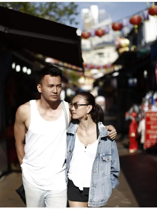 Banyak doa dari netizen untuk terus langgeng menjalani hubungannya. Dari beberapa foto yang beredar, keduanya begitu intim dalam beberapa foto. "Cocok bgt.. serasi bgt kak" tulis mikka_mikka. (Instagram/saputrawijaya)