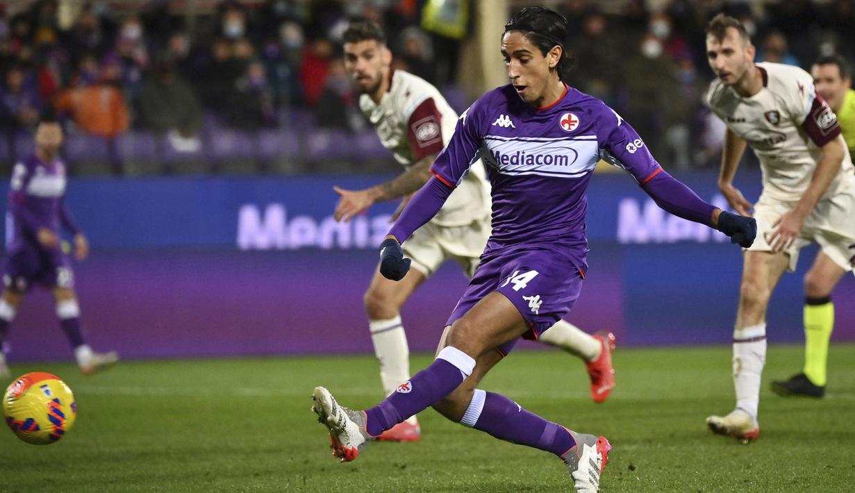 Pesta gol Fiorentina ditutup pada masa injury time babak kedua melalui Youssef Maleh yang berhasil memanfaatkan bola rebound hasil tendangan Dusan Vlahovic yang diblok kiper Salernitana, Vid Belec. Fiorentina pun menang 4-0. (LaPresse via AP/Massimo Paolone)