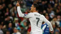 Striker Real Madrid, Cristiano Ronaldo, merayakan gol ke gawang VfL Wolfsburg pada leg kedua perempat final Liga Champions, di Santiago Bernabeu, Selasa (12/4/2016). (Reuters/Sergio Perez)