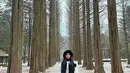 Tiara Andini sedang berada di Korea Selatan, lihat gaya chicnya menikmati liburan musim dingin. Ia mengenakan outfit berlapis berwarna hitam dan putih, lengkap dengan skirt dan legging, serta high boots, dan topi bulunya yang berwarna hitam. [Foto: Instagram/tiaraandini]