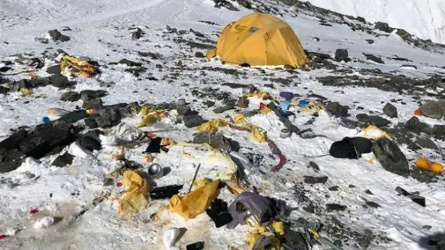Dari foto-foto yang sempat beredar, ternyata banyak tumpukan sampah yang terlihat di Gunung Everest.