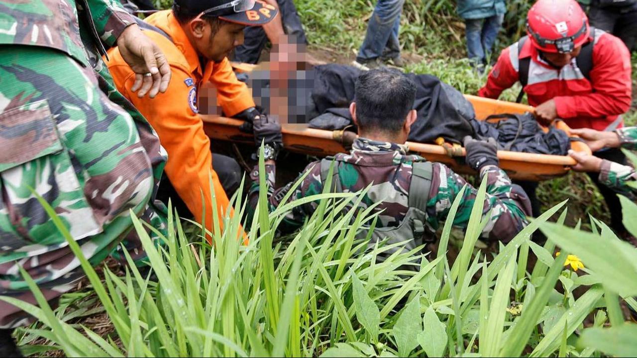 Sebanyak 11 pendaki dilaporkan meninggal dunia setelah erupsi Gunung Marapi yang terjadi pada Minggu (3/12/2023). Tim SAR gabungan pun dikerahkan untuk mengevakuasi para jenazah serta mencari korban selamat yang terjebak di atas gunung.
