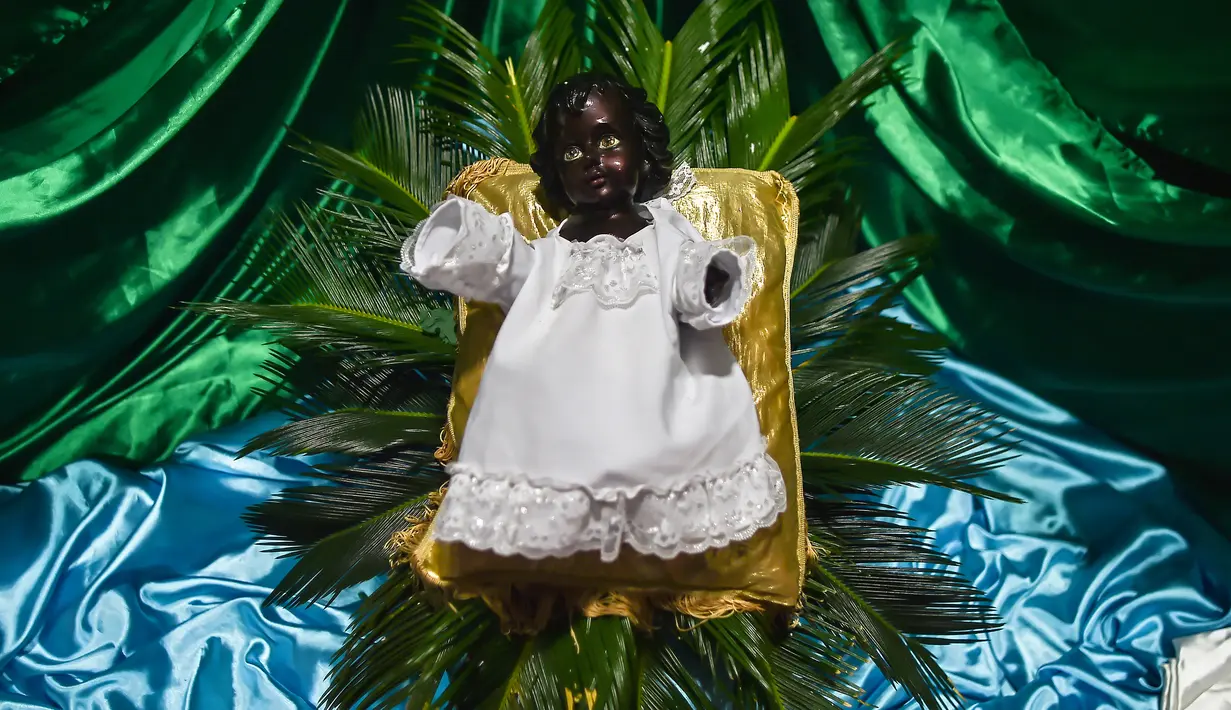 Patung yang menggambarkan seorang anak atau "Nino Dios" (God Child) di arak selama perayaan "Adoraciones al Nino Dios" di Quinamayo, Kolombia (18/2). (AFP Photo/Luis Robayo)