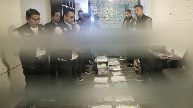 Satgas Anti Mafia Bola Polri mengamankan barang bukti hasil penggeledahan dari kantor PSSI. (Liputan6.com/Faizal Fanani)