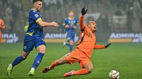 Penyerang Belanda Donyell Malen (kanan) jatuh ke tanah karena tekanan dari penyerang Bosnia dan Herzegovina #10 Ermedin Demirovic (kiri) selama pertandingan sepak bola Liga Bangsa-Bangsa UEFA, Liga A - Grup A3 antara Bosnia-Herzegovina dan Belanda di Stadion Bilino Polje di Zenica, pada 19 November 2024.Elvis BARUKCIC / AFP