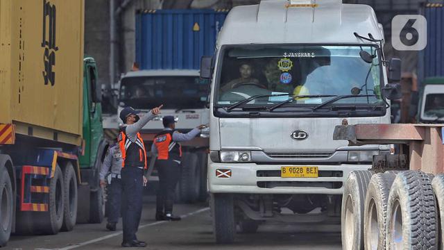 Petugas Gabungan Berjibaku Urai Kemacetan Panjang di Pelabuhan Tanjung Priok Jakarta