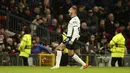 Bek Atalanta, Merih Demiral melakukan selebrasi setelah mencetak gol ke gawang Manchester United pada pertandingan lanjutan Liga Champions di Old Trafford, Inggris, Kamis (21/10/2021). MU menang tipis atas Atalanta 3-2. (AP Photo/Dave Thompson)