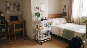 9 Ide Rak Tanpa Bor untuk Kamar Kos dan Apartemen, Praktis Tanpa Merusak Dinding