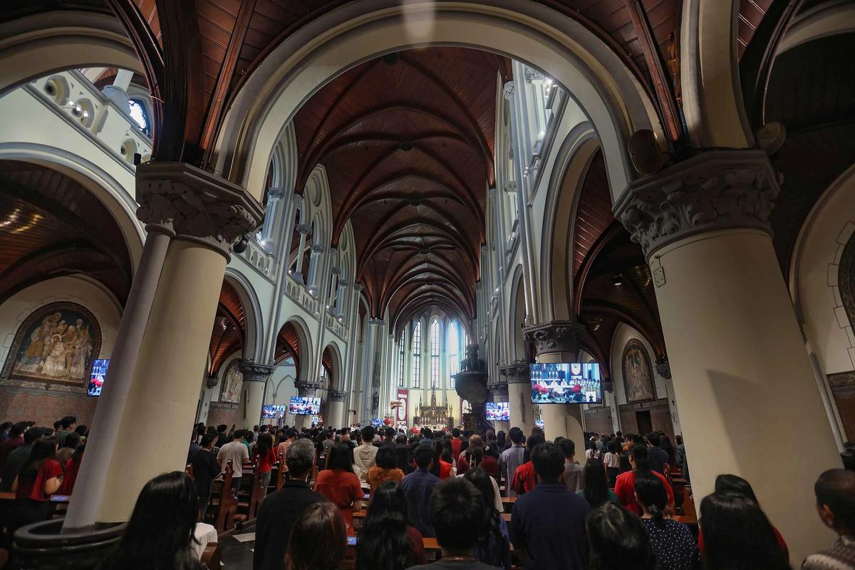 FOTO: Suasana Khidmat Misa Natal 2025 di Gereja Katedral Jakarta Dihadiri Ribuan Umat
