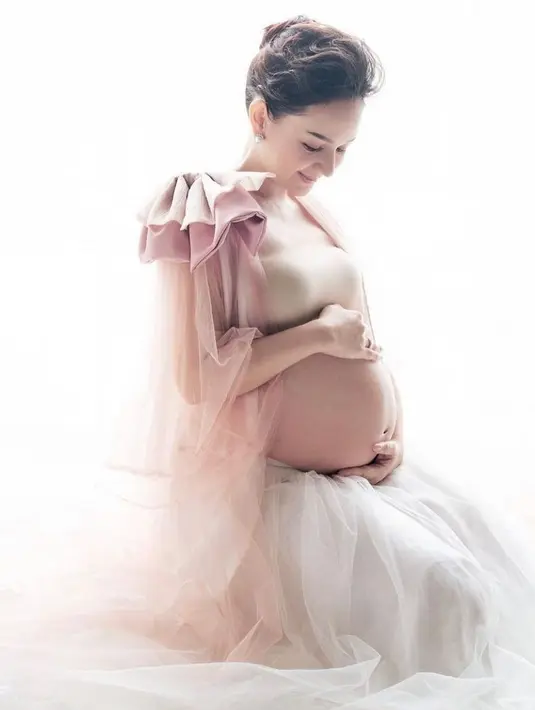Selanjutnya, dengan gaun berwarna pink ini foto maternity Angelica tampak anggun. Ia juga memamerkan baby bumpnya. Terpancar aura keibuan dari perempuan yang satu ini. (Instagram/angelicasimp.new)