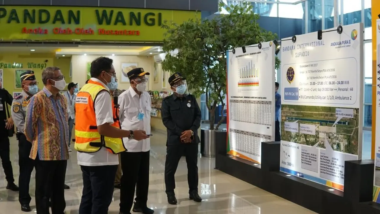 Menteri Perhubungan Budi Karya Sumadi melakukan peninjauan pengembangan bandara di Kalimantan.