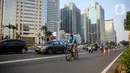 Warga menggunakan sepeda di jalur khusus sepeda di kawasan Jalan Sudirman, Jakarta, Selasa (14/7/2020). Keputusan tersebut ditetapkan, lantaran masih banyak pesepeda dan pejalan kaki di kawasan itu. (Liputan6.com/Faizal Fanani)