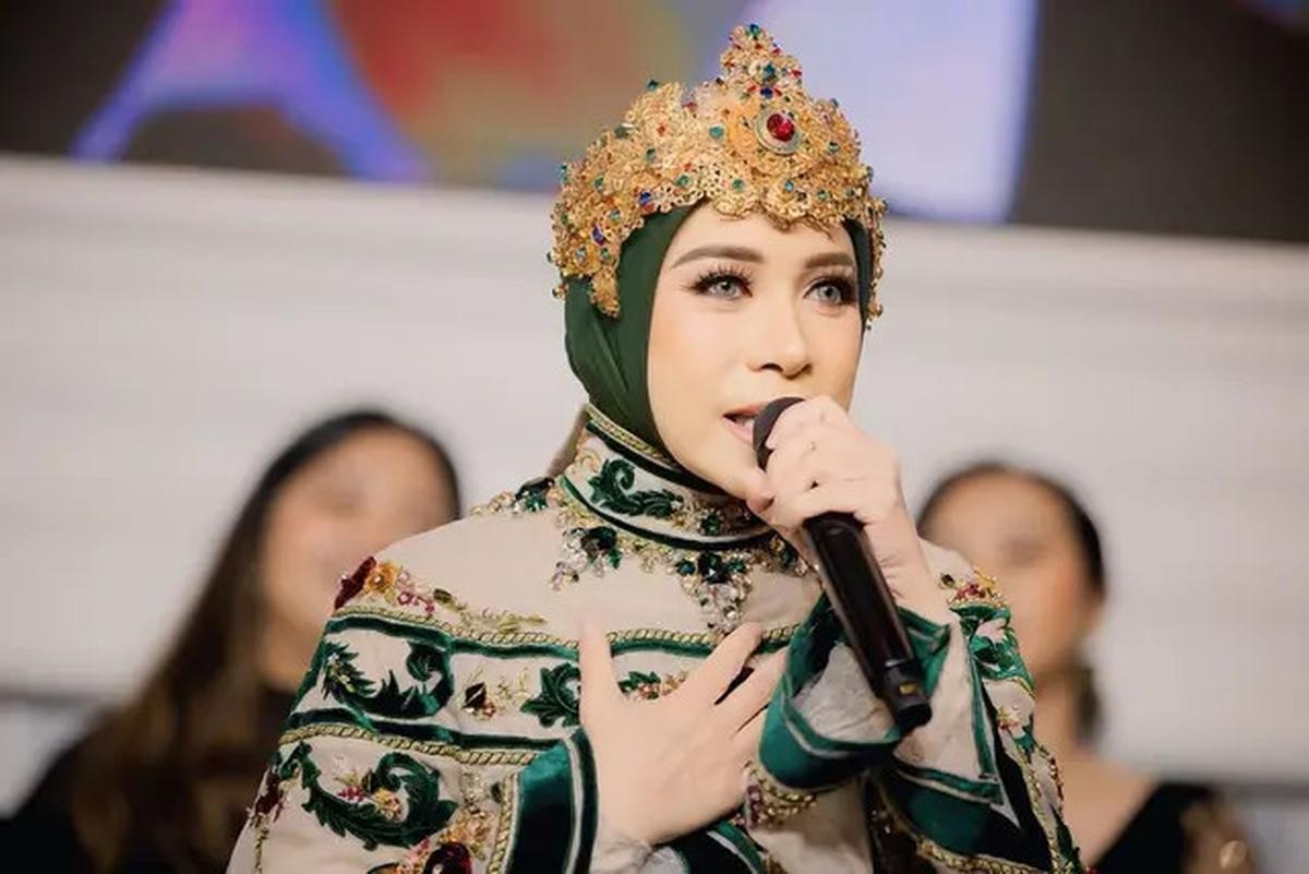 Gaya Kondangan Melly Goeslaw, Tampil Beda dengan Gaun Bertabur Permata