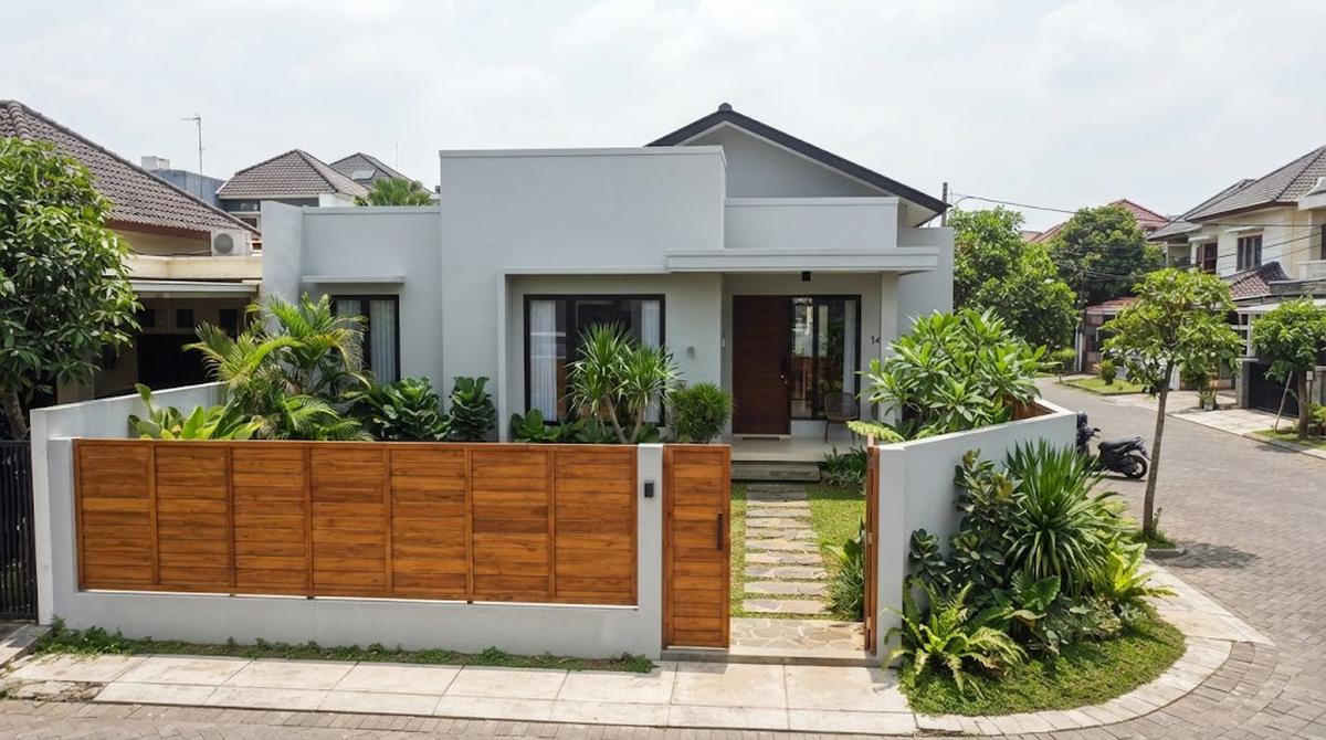 Warna Cat Rumah yang Cocok dengan Pagar Kayu