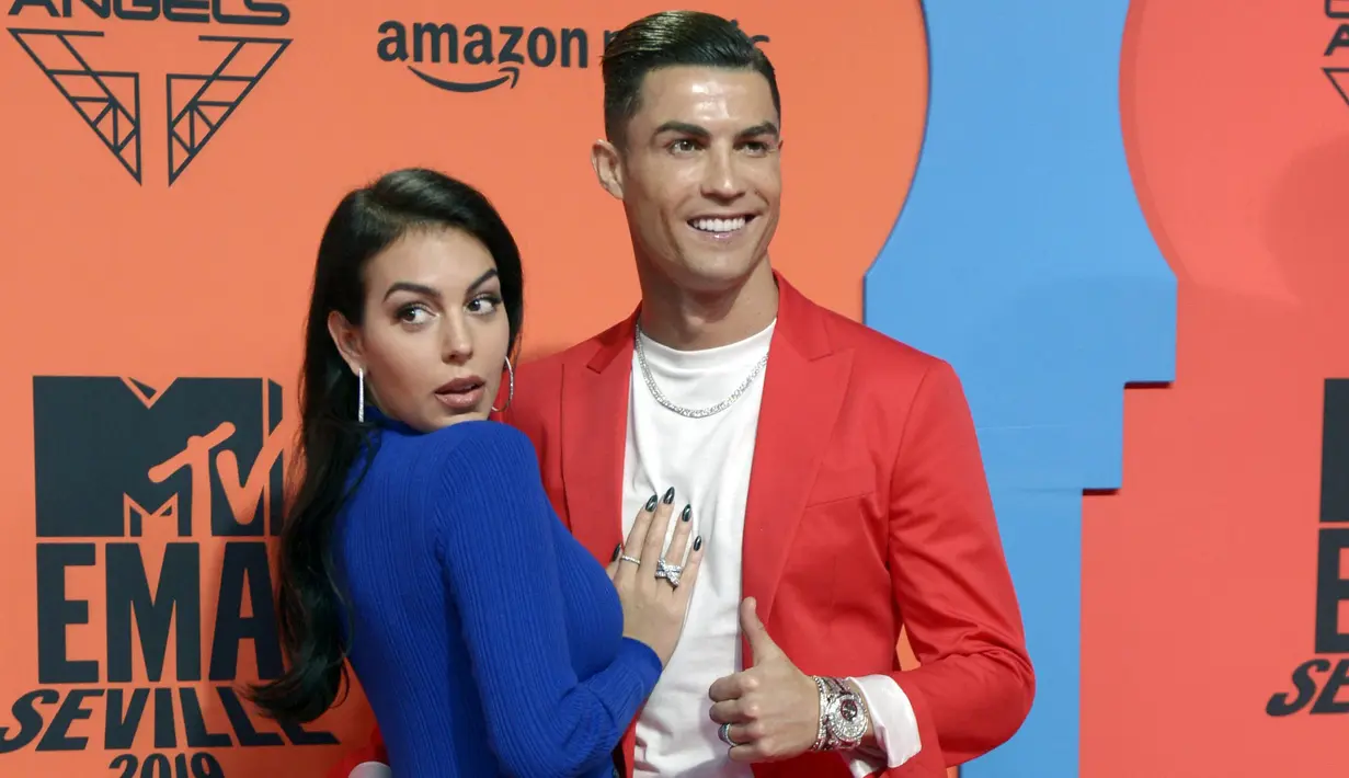 Cristiano Ronaldo bersama kekasihnya, Georgina Rodriguez, berpose usai menghadiri acara MTV Europe Music Awards di Sevilla, Spanyol (3/10/2019). (AFP/Cristina Quicler)