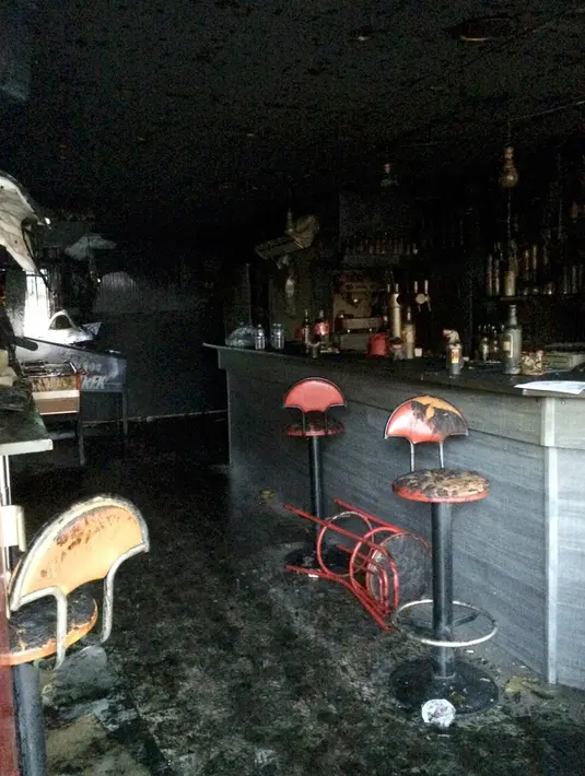 Suasana bagian dalam bar yang meledak di di Rouen, Prancis, (6/8). Insiden ini terjadi di tengah situasi darurat yang diberlakukan di Prancis usai berbagai aksi teror yang merenggut banyak nyawa. (REUTERS/Clotaire Achi)