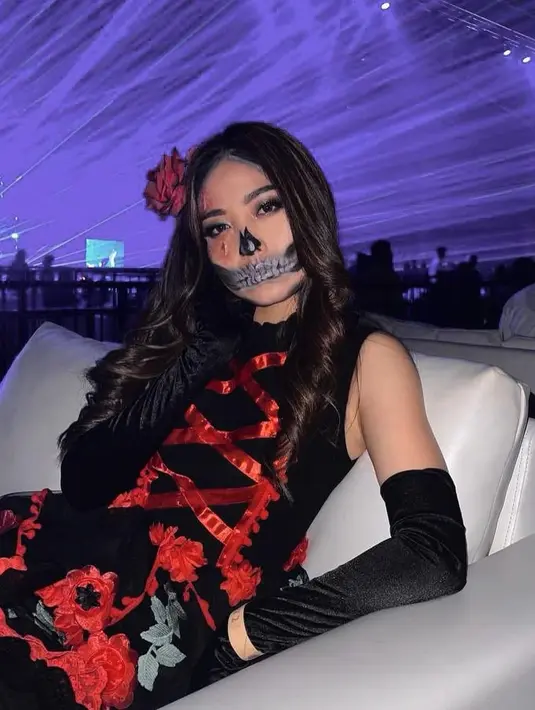 <p>Kalau Natasha Wilona menggunakan kostum dengan tema 'Day of the dead". [Instagram/natashawilona12]</p>