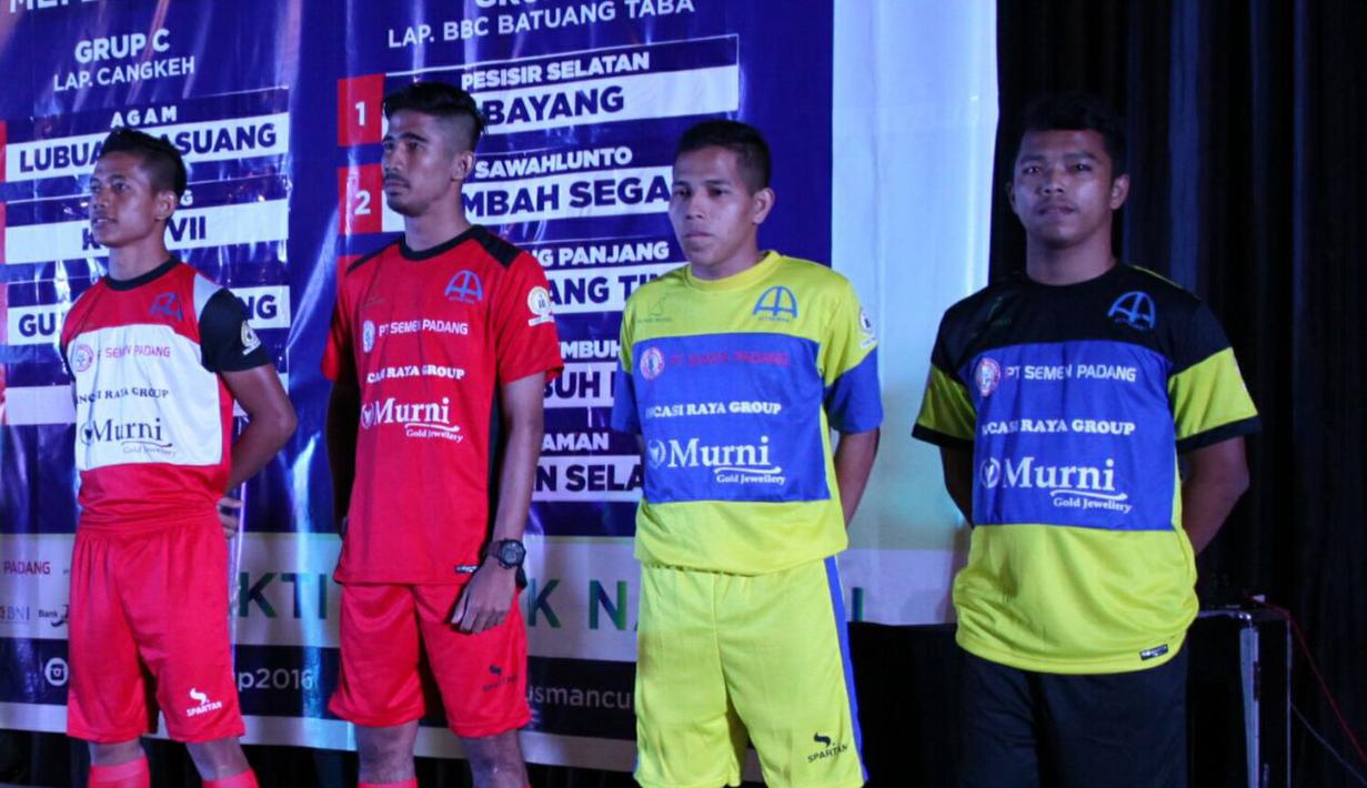 Pemain dari perwakilan tim mengenakan kostum tim saat drawing putaran Final Irman Gusman Cup 2016 di Hotel Mercure, Padang, Sumatera Barat. (Bola.com/SPARTAN Enterprise)