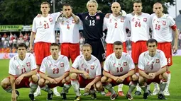 Players of the Polish national football team pose before the EURO 2008 preparation match of Poland against Macedonia on May 26, 2008 in Reutlingen, southern Germany. AFP PHOTO / THOMAS LOHNES