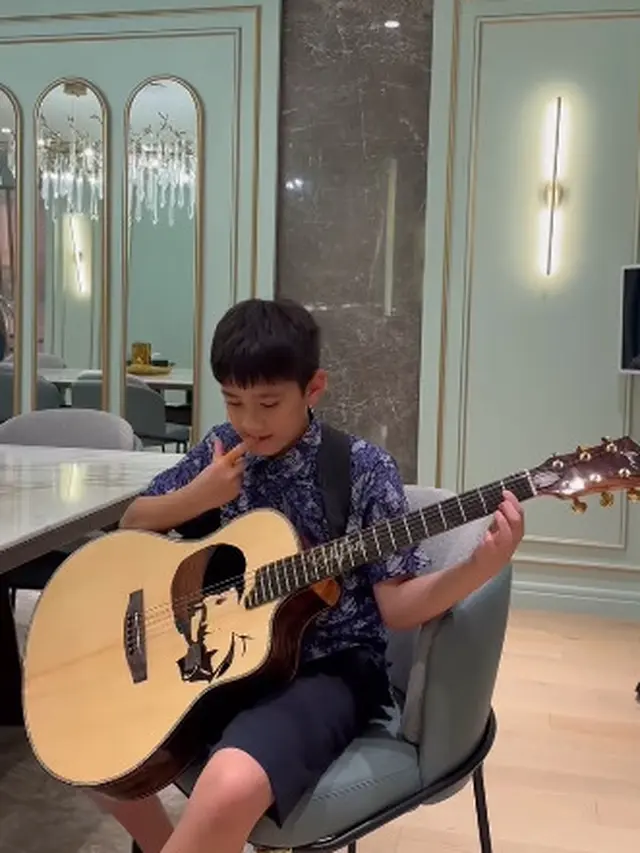 Rafathar Belajar Gitar