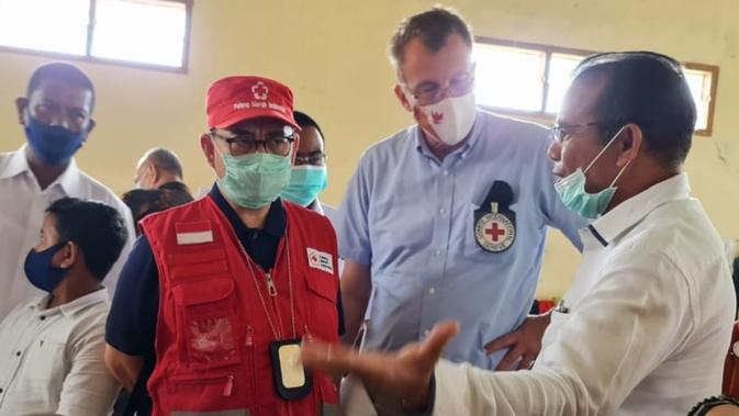 Sekjen PMI Pusat Sudirman Said mengatakan, pelayanan yang dilakukan PMI kepada pengungsi Rohingya memberikan edukasi protokol kesehatan saat berkunjung ke tempat penampungan Rohingya di Aceh, Selasa (13/10/2020). (Palang Merah Indonesia)