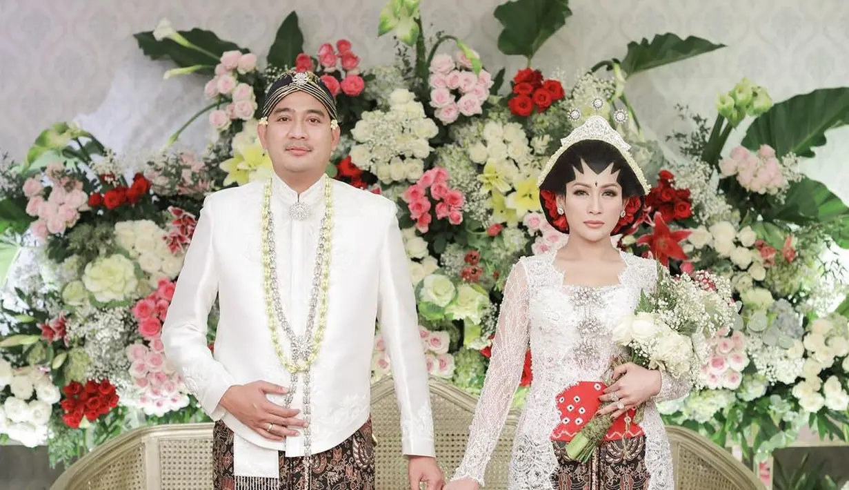 Setelahnya Tata Janeeta menyatakan, ada juga yang sebaliknya, tidak saling kenal tiba-tiba bertemu lalu nikah. Ia meyakini jodoh memang misteri dan ketetapan Sang Khalik. “Yang paling terpenting adalah niat baik ibadah mencari berkah Allah. Bismillah,” pungkas Tata Janeeta kala itu. Pernikahan ketiganya hanya dihadiri keluarga dan sahabat dekat salah satunya, Maia Estianty. (Foto: Dok. Instagram @tatajaneetaofficial)