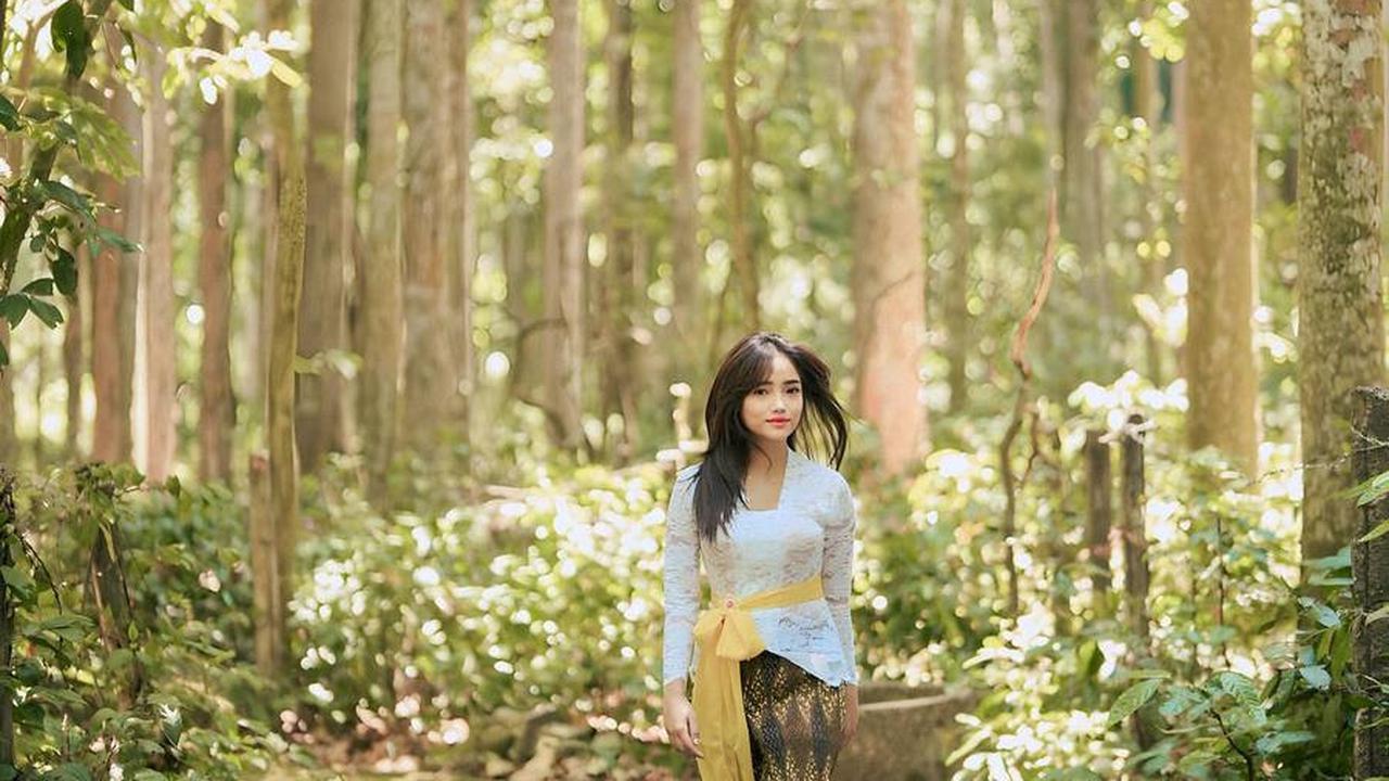 Tampil Pakai Kebaya Bikin Pangling
