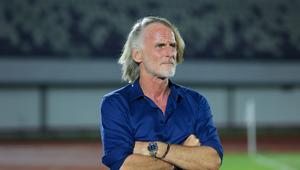 Pelatih Dewa United, Jan Olde Riekerink ketika mendampingi timnya melawan Shan United dalam laga ketiga Grup E AFC Challenge League 2025/2026 di Indomilk Arena, Tangerang, Sabtu (1/11/2025). (Bola.com/M.  Iqbal Ichsan).