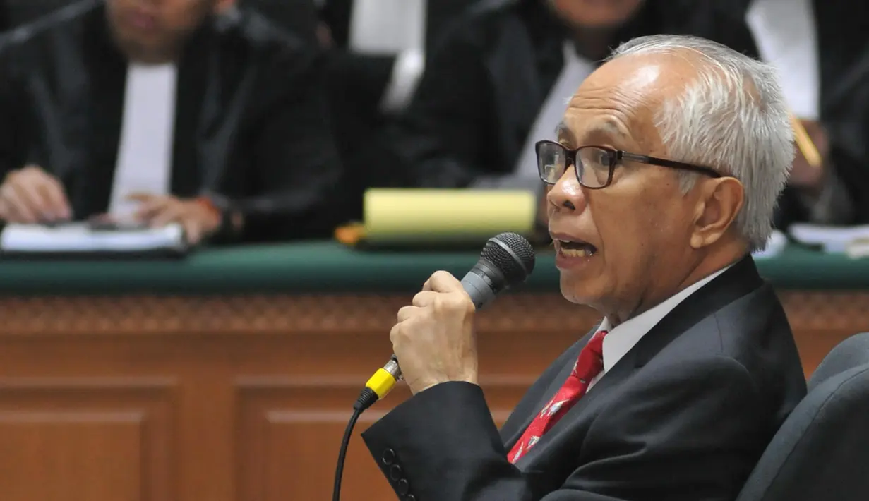 OC Kaligis membacakan Eksepsi di Pengadilan Tipikor, Jakarta, Kamis (10/09/2015). OC Kaligis dalam eksepsi nya meminta kepada hakim untuk menambah hari kunjungan untuk 257 orang. (Liputan6.com/Andrian M Tunay)