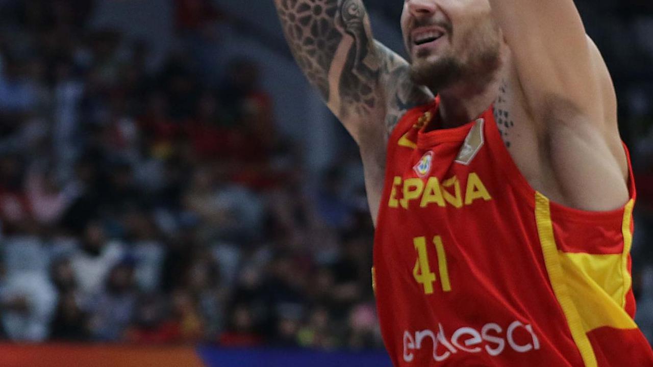 Pemain timnas basket Spanyol, Juancho Hernangomez saat mencetak angka pada penyisihan Grup G FIBA World Cup 2023 melawan Brasil di Indonesia Arena, Gelora Bung Karno, Jakarta, Senin (28/8/2023).