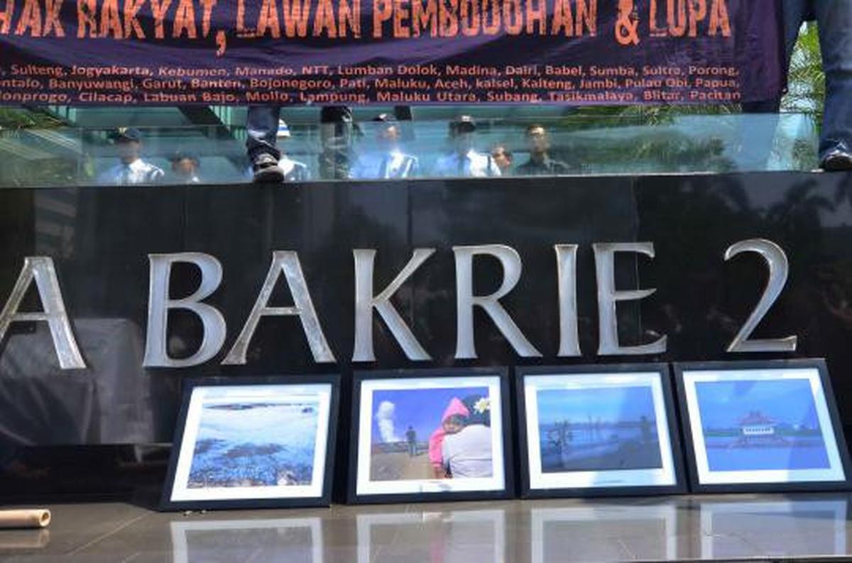 Demonstran lumuri lumpur di logo Bakrie
