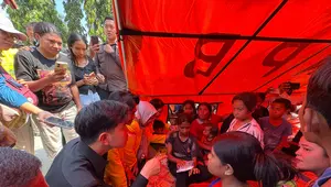 Gibran Kunjungi Posko Gempa NTT, Bagi-Bagi Perlengkapan Bayi