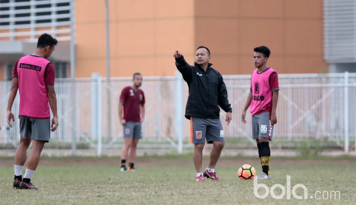 Pelatih Pusamania Borneo FC, Ricky Nelson memimpin sesi latihan di Stadion Pakansari, Bogor, (9/3/2017). (Bola.com/Nicklas Hanoatubun)
