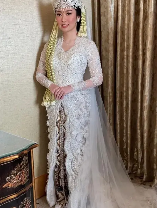 Serta disempurnakan dengan pulasan makeup flawless hasil tangan dingin makeup artist Ryan Ogilvy.  [Foto: IG/myrnamyura/rizkanatakusumah].