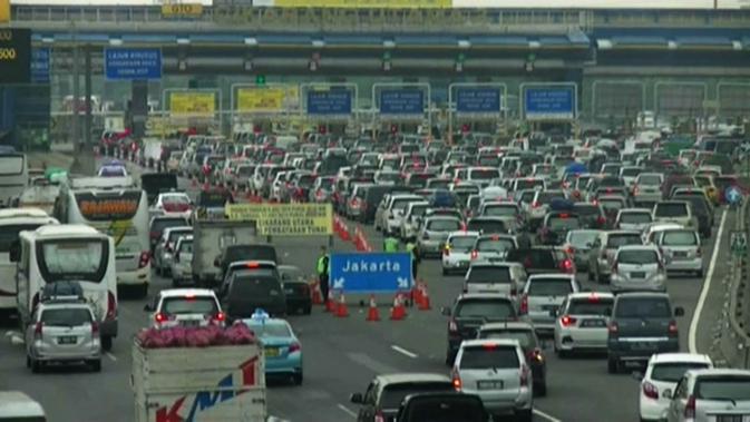 Antrean panjang kendaraan masih terjadi di Gerbang Tol (GT) Cikarang Utama, Kabupaten Bekasi, Jawa Barat pada Selasa (12/7/2016) siang. (Liputan6.com/Fernando Purba)