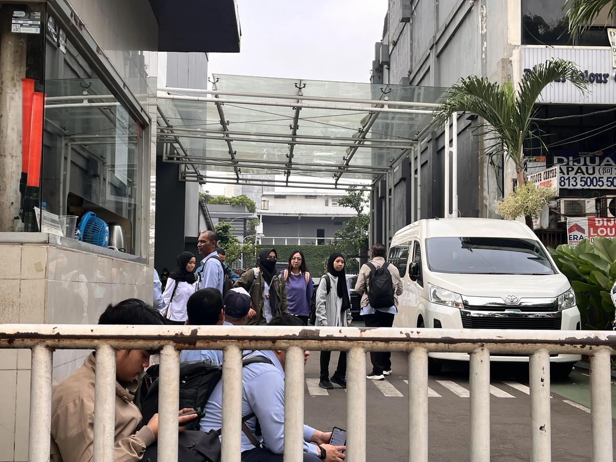 TNI Jaga Ketat Kantor BGN Usai Dadan Hindayana Dicopot, Pegawai-Tamu Menunggu di Luar Gedung