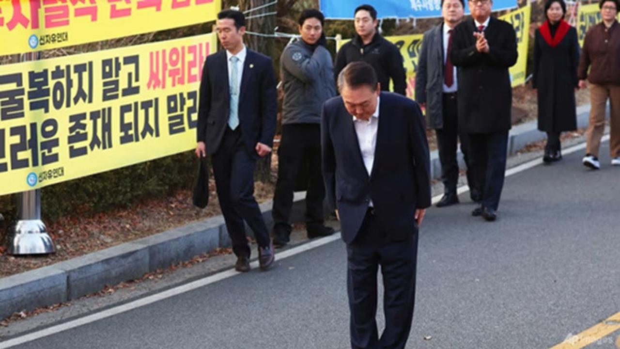 Presiden Korea Selatan yang dimakzulkan Yoon Suk Yeol menyapa para pendukungnya setelah keluar dari pusat penahanan di Uiwang, Korea Selatan, Sabtu (8/3/2025).
