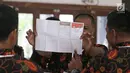 Petugas menunjukkan surat suara saat penghitungan suara Pilkada Jawa Barat 2018 di TPS 06 Nagrak, Gunung Putri, Bogor, Rabu (27/6). TPS tersebut menjadi tempat keluarga besar SBY menunaikan haknya pada Pilgub Jabar 2018. (Liputan6.com/Herman Zakharia)