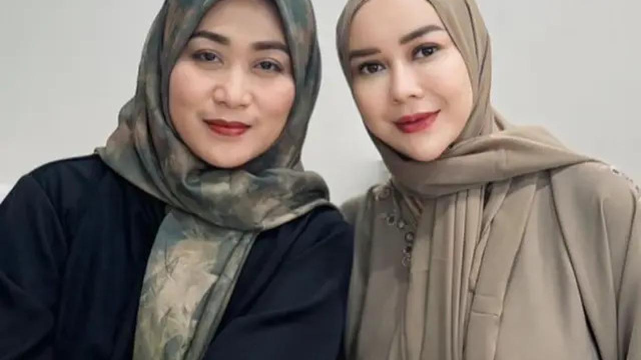 Gaya Aura Kasih Padukan Gamis dengan Tas dan Sandal Hermes saat Hadir Kajian
