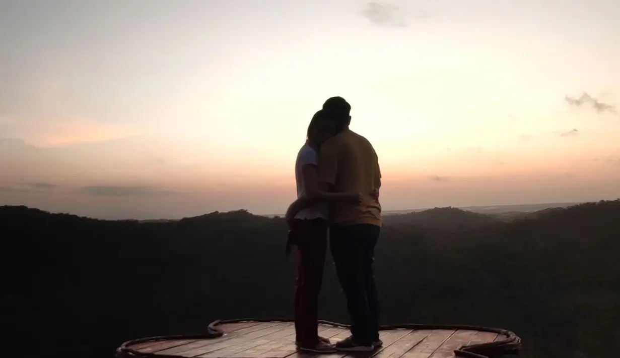 Pemeran Bu Ani dalam sinetron Amanah Wali itu  membagikan beberapa potret kemesraannya dengan sang suami. 
 [Instagram/dellapuspita00]