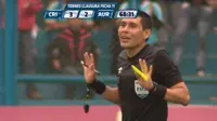 Wasit Peru Ini Bantu Tim Cetak Gol dengan Umpan Tumit 