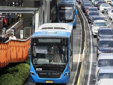 Bus Transjakarta saat melintasi jalur koridor I di Jakarta, Rabu (19/2/2025). (Liputan6.com/Angga Yuniar)