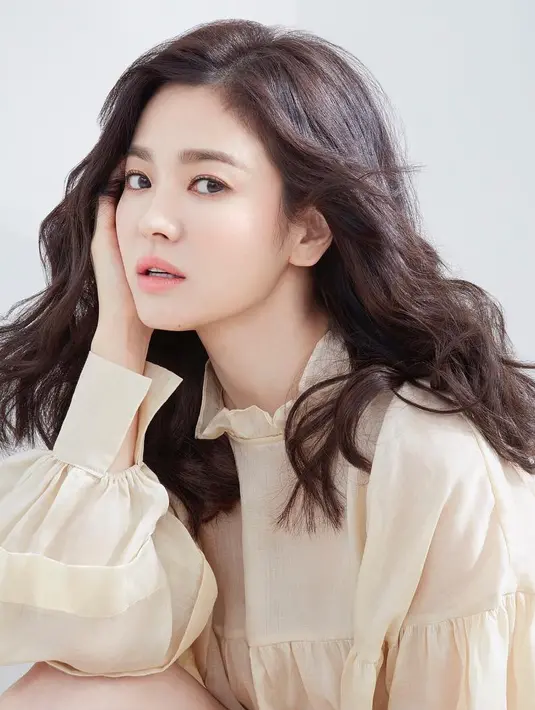 Menjalani kariernya sebagai seorang aktris dapat menjadi cara Song Hye Kyo menyalurkan emosinya. Ia bisa menunjukan emosi dalam karakter yang diperankan. Hal itu lah yang membuatnya mencintai dunia akting. (Instagram/kyo1122)