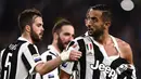 Bek Juventus, Mehdi Benatia ditenangkan oleh timnya usai jerseynya robek ditarik oleh pemain Atalanta Marten de Roon dalam laga lanjutan Serie A Italia pekan ke-28 di Allianz Stadium, Kamis (15/3). Juventus menang 2-0 atas Atalanta. (MARCO BERTORELLO/AFP)