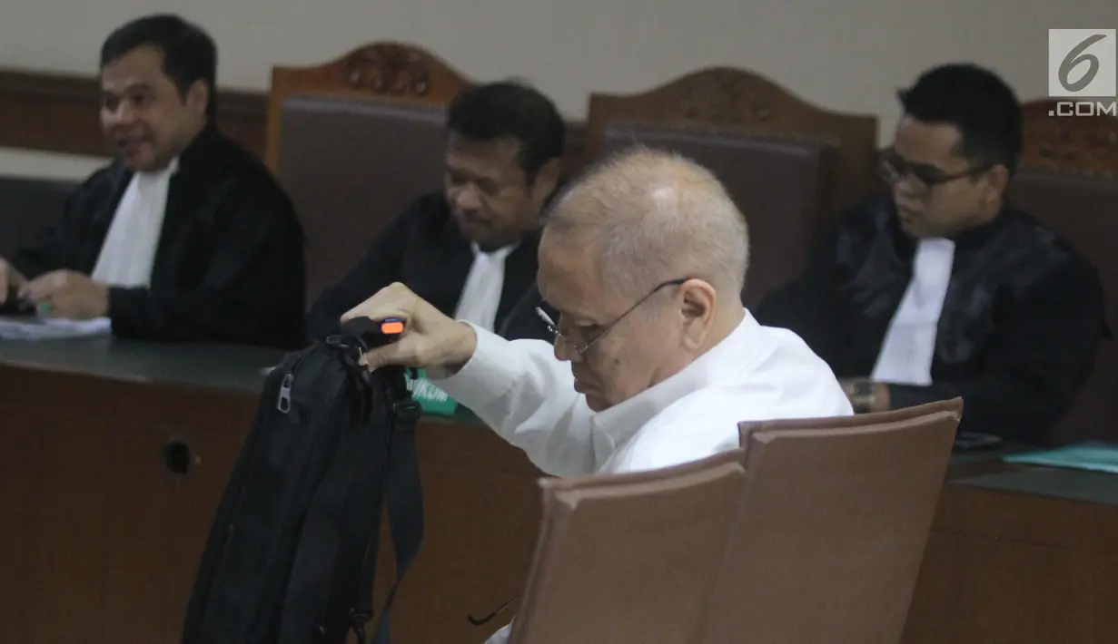 Tersangka kasus dugaan korupsi pengadaan regent dan consumable penanganan virus flu burung Kementerian Kesehatan, Freddy Lumban Tobing saat mengikuti sidang perdana di Pengadilan Tipikor, Jakarta, Kamis (8/8/2019). Sidang beragenda pembacaan dakwaan. (Liputan6.com/Helmi Fithriansyah)