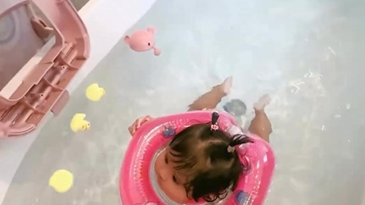 Dengan ukuran yang cukup besar, bak mandi ini memungkinkan Cunda untuk berenang dan bergerak bebas di dalamnya, sehingga tubuhnya terlihat sudah terlatih untuk mengikuti gerakan yang benar.<br>