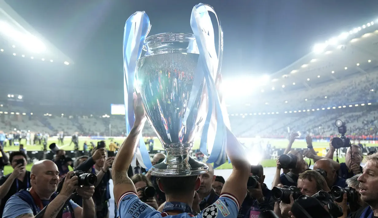 <p>Investasi triliunan sudah digelontorkan oleh miliuner asal Uni Emirat Arab itu. Tak hanya juara Liga Champions, Manchester City bahkan meraih treble winners. (AP Photo/Francisco Seco)</p>
